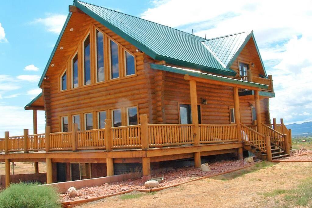 Red Rock Ranch Log Cabin: Large, Fully Furnished Escalante Exterior foto
